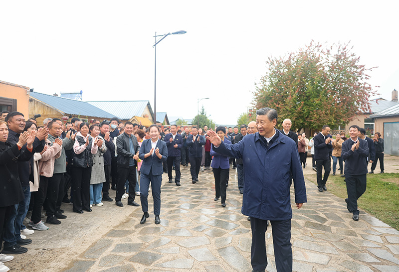 9月6日至8日，中共中央總書記、國家主席、中央軍委主席習(xí)近平在黑龍江考察。這是6日下午，習(xí)近平在大興安嶺地區(qū)漠河市北極村考察時，向當(dāng)?shù)厝罕姄]手致意。