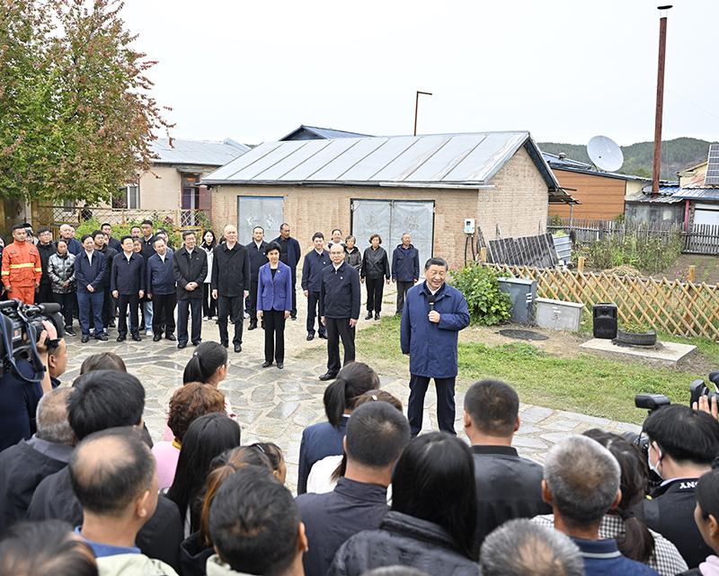 9月6日至8日，中共中央總書記、國家主席、中央軍委主席習(xí)近平在黑龍江考察。這是6日下午，習(xí)近平在大興安嶺地區(qū)漠河市北極村考察時，同當(dāng)?shù)厝罕娪H切交流。