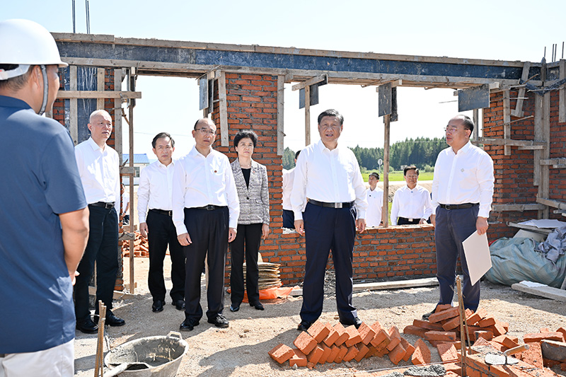 9月6日至8日，中共中央總書記、國家主席、中央軍委主席習(xí)近平在黑龍江考察。這是7日上午，習(xí)近平在遭受洪澇災(zāi)害的哈爾濱尚志市老街基鄉(xiāng)龍王廟村，察看水毀房屋重建情況。